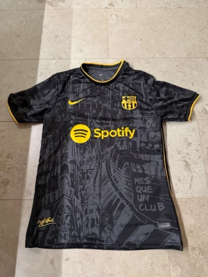Special Edition Barcelona Tröja - Säljer en special edition Barcelona tröja⚽️. Använd fåtal gånger.                                                    •Storlek: S/M                                                                       •Märke: Nike                                                                    •Skick: 8/10                                                                       Skriv privat om du undrar något✅