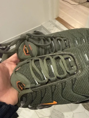 Nike Air Max Plus olivgrön sneaker - Säljer ett par Nike Air Max Plus sneakers i olivgrönt mesh och syntetmaterial. .39-40.pris kan diskuteras