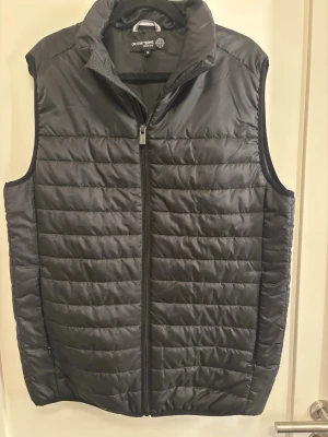 Svart väst - Säljer denna svarta tunna dunväst från märket On our Terms. Nypris ligger på 599kr, använd fåtal gånger, inga defekter. Pris går att diskutera😎