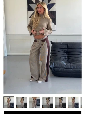 Byxor från designbysi - Snygga kostymbyxor med vida ben från designbysi. Aldrig använda säljer pga att jag inte hann skicka tillbaka dom. Storlek xxs men passar mig som brukar ha 34 i byxor och är 165. Nypris 696kr. Skriv för egna bilder eller frågor!