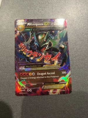 Pokémonkort M Rayquaza EX holo - Säljer ett Pokémonkort av typen M Rayquaza EX med holo-effekt och japansk text. Kortet har färgstark design med drakmotiv och är från 2015. Perfekt för samlare eller Pokémon-fans som vill utöka sin samling.