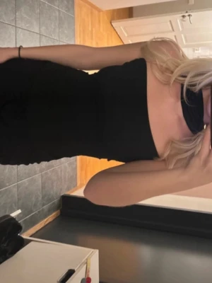 Fest topp öppen rygg - Med detalj vid halsen 