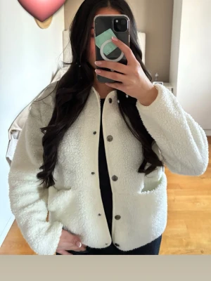 Vit teddyjacka från 157 - Super fin slutsåld kappa från Lager 157, aldrig använt och säljer med prislapp på❤️vit och jag två fickor längst fram med knappar så den går och stänga
