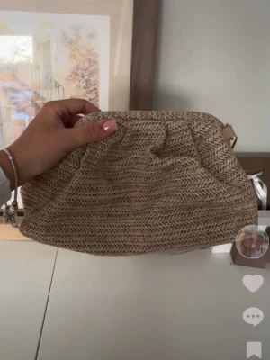 clutch - superfin somrig ”strand” clutch/väska! minns tyvärr ej var den är köpt men går nog att kolla upp. pris går att diskutera och har rabatter vid köp av bundles 💓