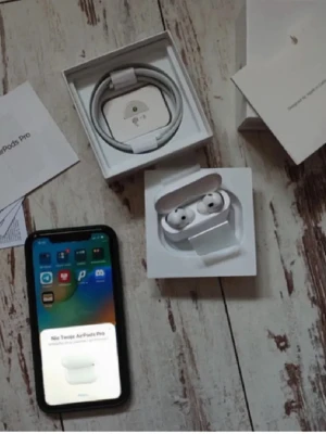 Apple AirPods Pro trådlösa hörlurar - Säljer ett par vita Apple AirPods Pro med laddningsetui och USB-C laddkabel. Hörlurarna har en stilren och kompakt design i plast och levereras i originalförpackning med tillhörande manualer. Perfekta för dig som vill ha grymt ljud och smidig anslutning till iPhone.