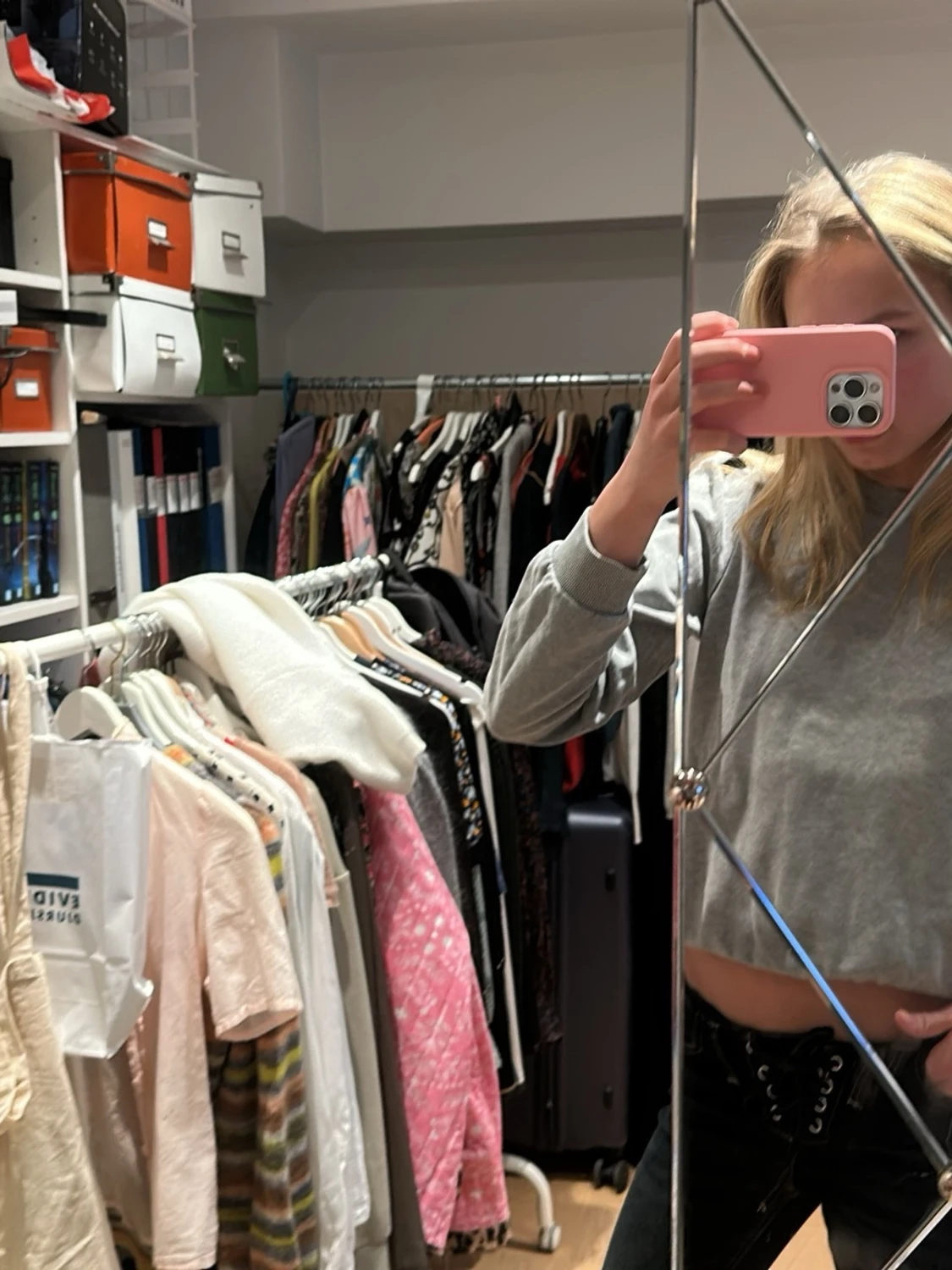Grå croppad sweatshirt