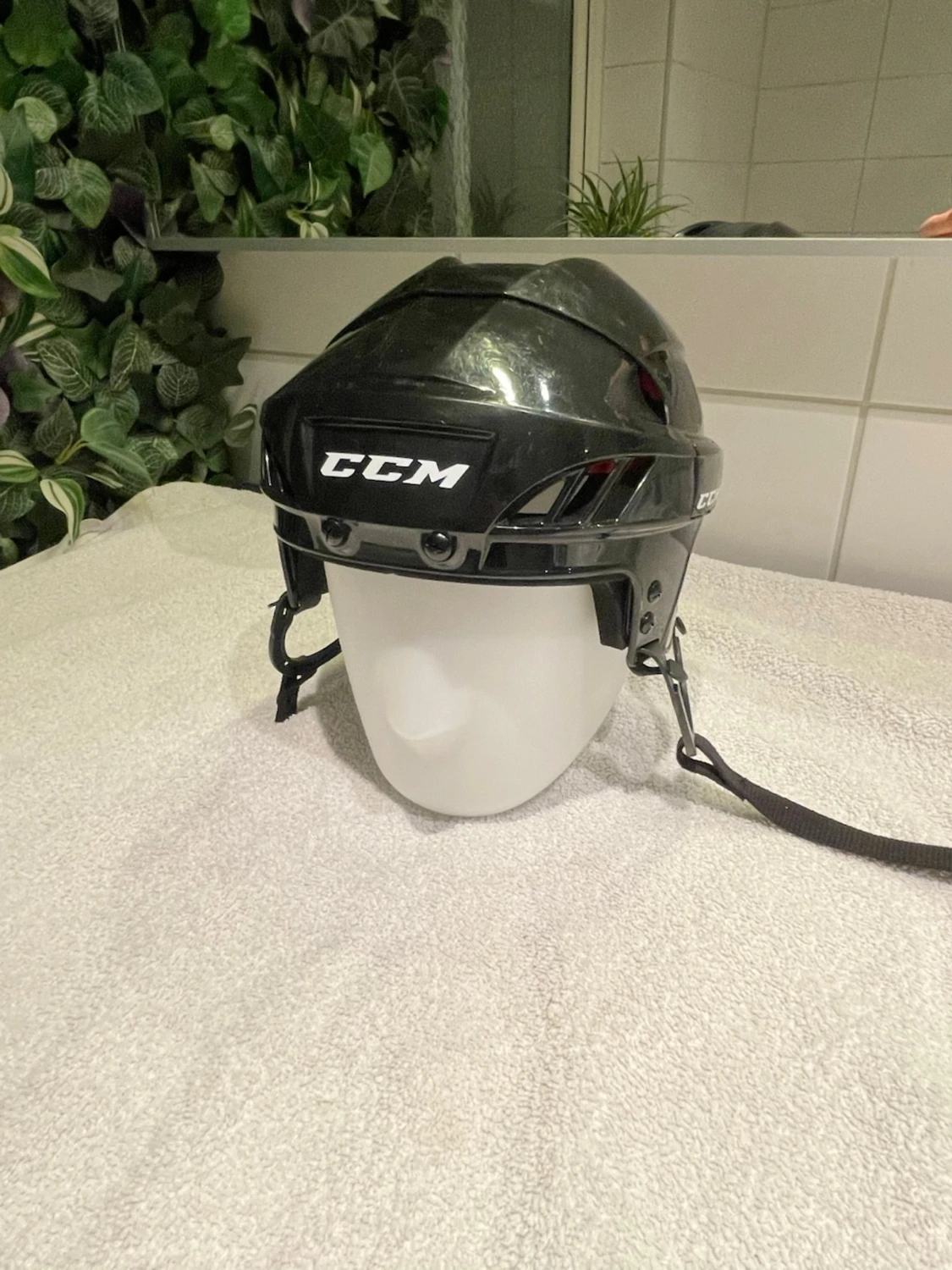 Hockeyhjälm från CCM stl. Medium
