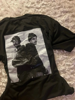 Aden & asme t-shirt  - Aden och asme T-shirt köpt till hans konsert i Sthlm 31 maj och bara använd på de tillfället så inprinsip ny!