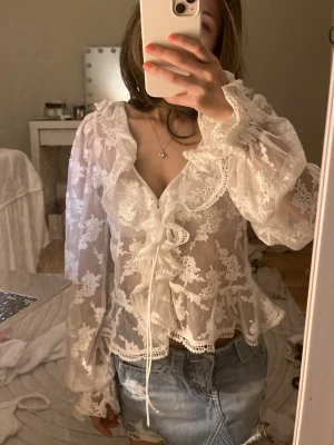 vit blus🤍🪽🐚 - vit blus från Gina tricot i nyskick! aldrig använd!! nypris 500kr