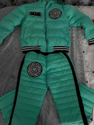  Överdragsbyxor och jacka set - Säljer ett sett som är bra till vinter, byxorna har tjockt material innuti som håller dig varm och jackan är lite tunnare. Dom är i bra skick Materialet är syntet och håller värmen bra.