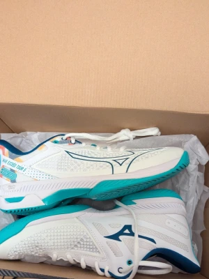 Mizuno skor  - Hej! Dessa skor är helt nya, aldrig använda och har sin original box.  Ny pris på dessa skor ligger på 1400 kr och mitt pris är 450 kr.  Kan mötas upp i Göteborg, närliggande stad eller frakta runt hela Sverige.  Tveka inte på att meddela mig vid fler frågor eller om du vill ha fler bilder.