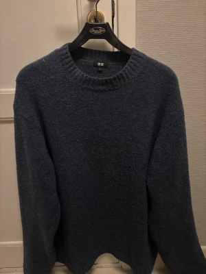 Stickad tröja  - Mjuk stickad mörkblå tröja i storlek L från uniqlo. Den är utan defekter och i bra skick!