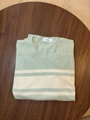 Ljusgrön randig topp Gran Sasso - Snygg ljusgrön topp från Gran Sasso med vita horisontella ränder. Använd 2 gånger, i toppen skick!