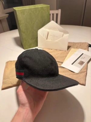 Gucci Canvas keps  - Hej, säljer min GG Canvas keps i färgen svart/ strl S då den ej används längre! Skicket är väldigt bra, Fysiskt kvitto, dustbags mm medföljer! Pris är diskuterbart vid snabb affär!