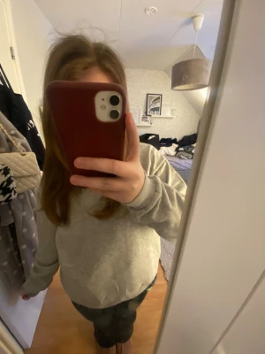 Grå hoodie med text Ma Chérie - Säljer en ljusgrå hoodie med texten 'Ma Chérie' i glittriga stenar på bröstet. Hoodien har huva med dragsko och är gjord i mjukt sweatshirtmaterial. Perfekt för en chill och avslappnad stil.