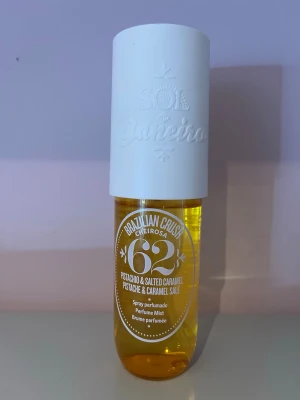 Sol de Janeiro Cheirosa 62 Perfume Mist - 90 ml En i princip full doftmist från Sol de Janeiro med namnet Cheirosa 62. Flaskan är gul med vit kork och har en fräsch, söt doft av salt karamell. 