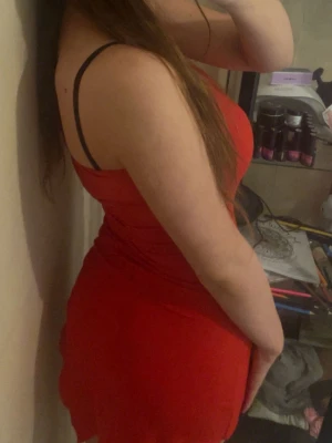 Röd tight klänning  - Säljer en röd, figurnära klännin. Klänningen har en enkel och stilren design som framhäver siluetten. Perfekt för dig som gillar en klassisk men ändå trendig look. Materialet ser ut att vara stretchigt och bekvämt.