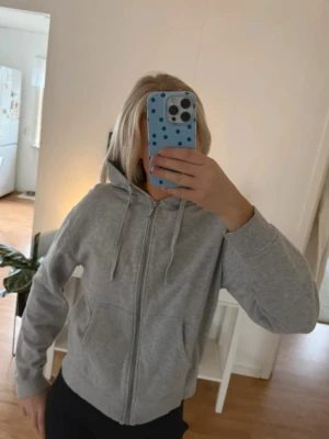 Grå kofta  - Mjuk inuti. Något litet gult på ena ärmen (syns knappt) 