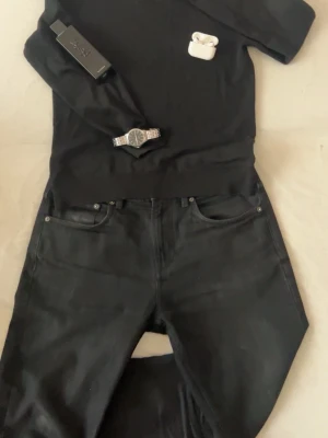 Svart stickad tröja från Morris - Jätte fet morris tröja som passar som storlek S eftersom den ör tvättad så ungeför för personer som är 164-170cm 55-67kg. Skriv om det finns några funderingar 