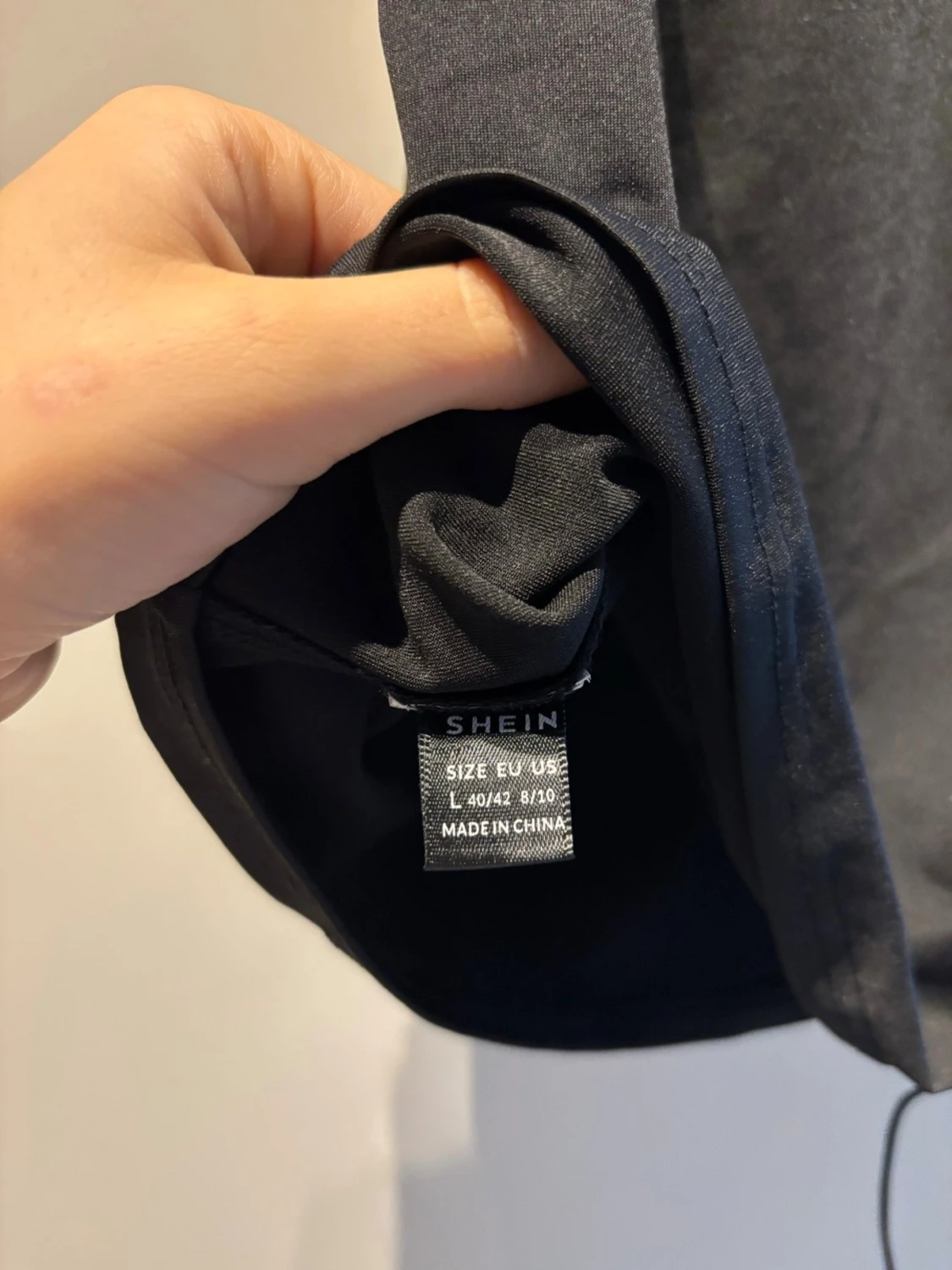 Svart kort klänning med snörning och cut out  - 2