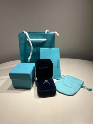 Tiffany & Co Ring - Helt ny & Oanvänd ✔️, Justerbar Storlek ✔️, Kommer med alla tillbehör 📦, Skickas inom 1 dag 🚀, kontakta gärna för mer info 😊