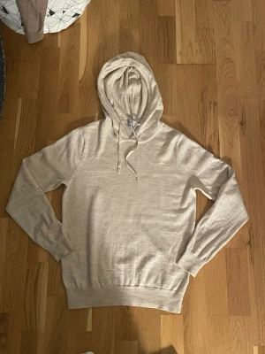 Beige hoodie från Alquist Clothing - Hej säljer denna snygga merinoull hoodien från Ahlquist Clothing. Storleken är S men den har krympts lite så skulle snararesäga ungefär xs. Skriv gärna om ni har några frågor🤗