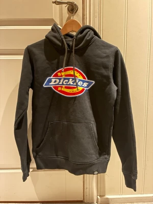 Svart Dickies hoodie med logga - Svart hoodie från Dickies med logga på bröstet, skön och inga större tecken på använding 💓
