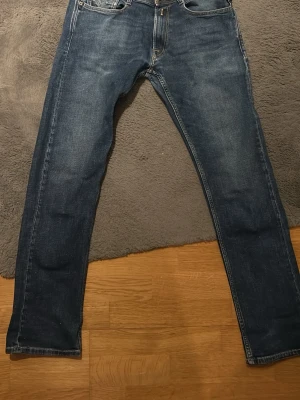 Replay Rocco  - Säljer ett par mörkblå jeans från Replay Rocco. Storlek 32/32 och riktigt schyssta! Tveka inte att höra av er vid funderingar.