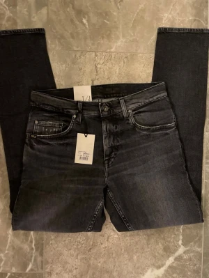 Tiger Of Sweden Jeans Nya - Helt nya Tiger of sweden jeans med lappar och allt orört💯Snygg färg med skön wash för riktigt bra pris jämfört med nypris på cirka 1599kr💔Skicka prisförslag och tveka inte på att skriva vid frågor!