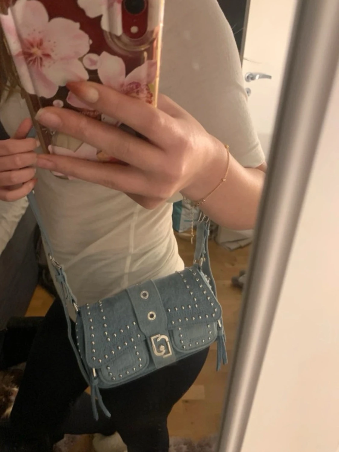 Ljusblå jeans axelväska med nitar