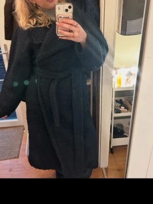 Svart teddy-kappa med knytskärp - Mysig och populära teddy-kappan från Gina Tricot i storlek M och marinblå färg. 