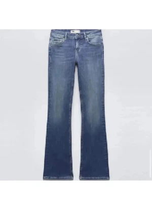 Blå bootcut jeans från Zara - Snygga blå bootcut jeans från Zara med klassisk femficksdesign och lätt slitning framtill. Jeansen har normal midja och är tillverkade i ett mjukt denimtyg med lite stretch för skön passform. Perfekta för en trendig och avslappnad look. Storlek 36