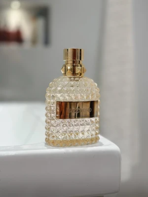 Valentino Uomo The Gold - Valentino Born In Roma Uomo The Gold 100ml flaska. Mängd avgör själv. Skickas snabbt.