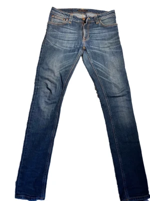 Nudie Jeans Skinny Lin  - Nudie Jeans i modellen Skinny Lin • W 28 L 32 • Sällsynta Nudie jeans med en tightare  passform • Jeansen är i bra skick och använda ett par gånger • Perfekta för våren och sommaren • Priset kan diskuteras • Hör av dig kring funderingar!