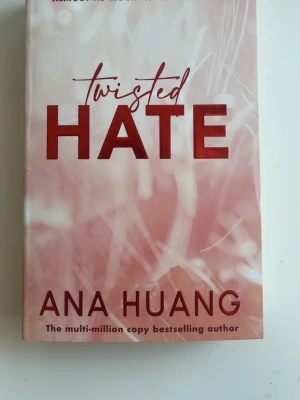 Twisted hate av Ana Huang - Engelsk booktok bok som är läst en gång därför kan man se mindre skavanker😃