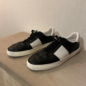 Valentino flycrew  - Hej nu säljer vi dessa otroligt feta Valentino Flycrew skor i en stilren svart färg som lätt gör att matcha. Skicket 9/10 inga defekter. Storleken: 45. För fler frågor hör gärna av er så hörs vi!