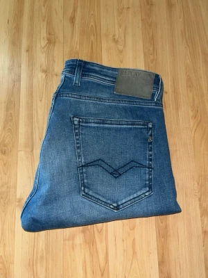 Replay Grover jeans  - Repaly Grover Jeans i klassisk blå färg. Har en skönt och slim passform. Midja 42cm, längd 110cm. Obs L storleken saknas men jag bedömer till L34 - men utgå efter mått. JAG SKICKAR EJ FLER BILDER NÄR JAG BÄR JEANSEN! för bättre inblick i passformen rekommenderar jag att googla på modellnamnet. För storleksguide kolla måtten noggrant då jeansen alltid kan vara uppsydda heller krympta och jag ej tar emot returer :) 1,46