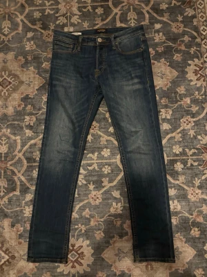 Mörkblå slim jeans från Jack & Jones - Säljer ett par slim jeans från Jack & Jones. Modell Glenn. Storlek 29W 30L.Priset kan diskuteras.