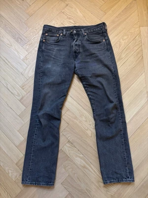 Levi's 501 svarta/grå raka jeans - Klassiska svarta/grå Levi's 501 jeans med rak passform. Storlek 32/32.