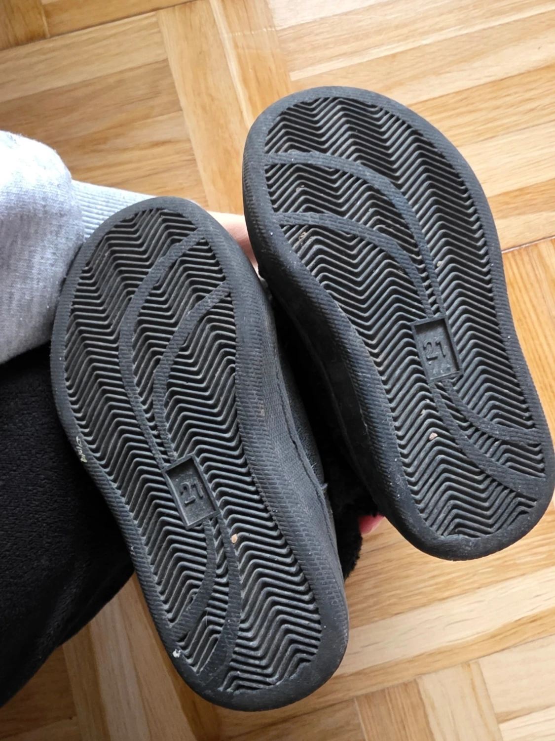Svarta fluffiga boots med brodyr - 3