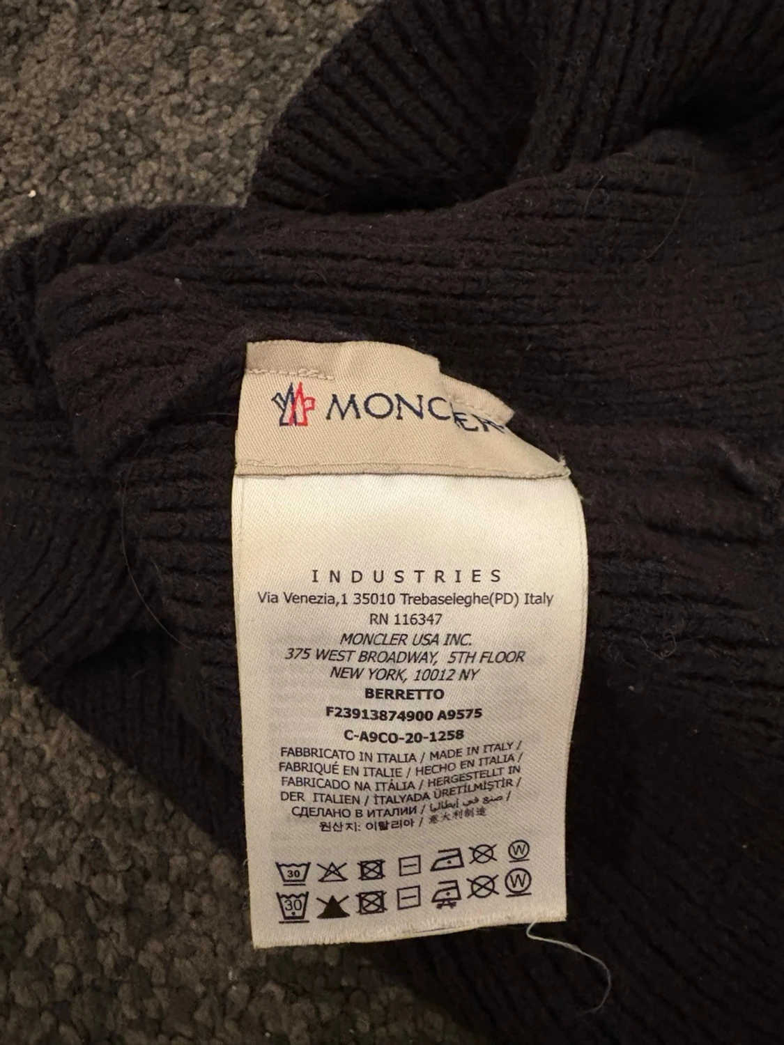 Svart ribbstickad mössa från Moncler - 1