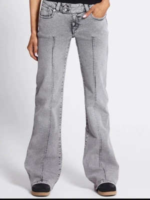 Grå bootcut jeans  - Säljer ett par gråa bootcut jeans lågmidjade och sitter jätte fint i form på låren, används en ända gång