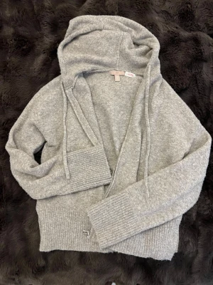 Grå/beige stickad hoodie med dragkedja - Mysig grå stickad hoodie från hm med dragkedja framtill och breda ribbade muddar. Tröjan har huva med dragsko, super mysig och bra skick är i storlek xxs men passar även xs