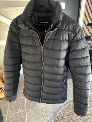 Superdry Jacka - Riktigt schysst dunjacka från SuperDry. Bra skick och väldigt skön. 