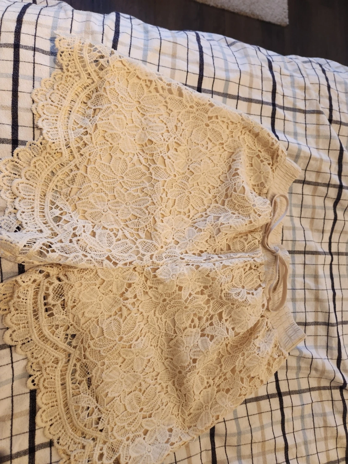 Beige virkade spets-shorts - 2