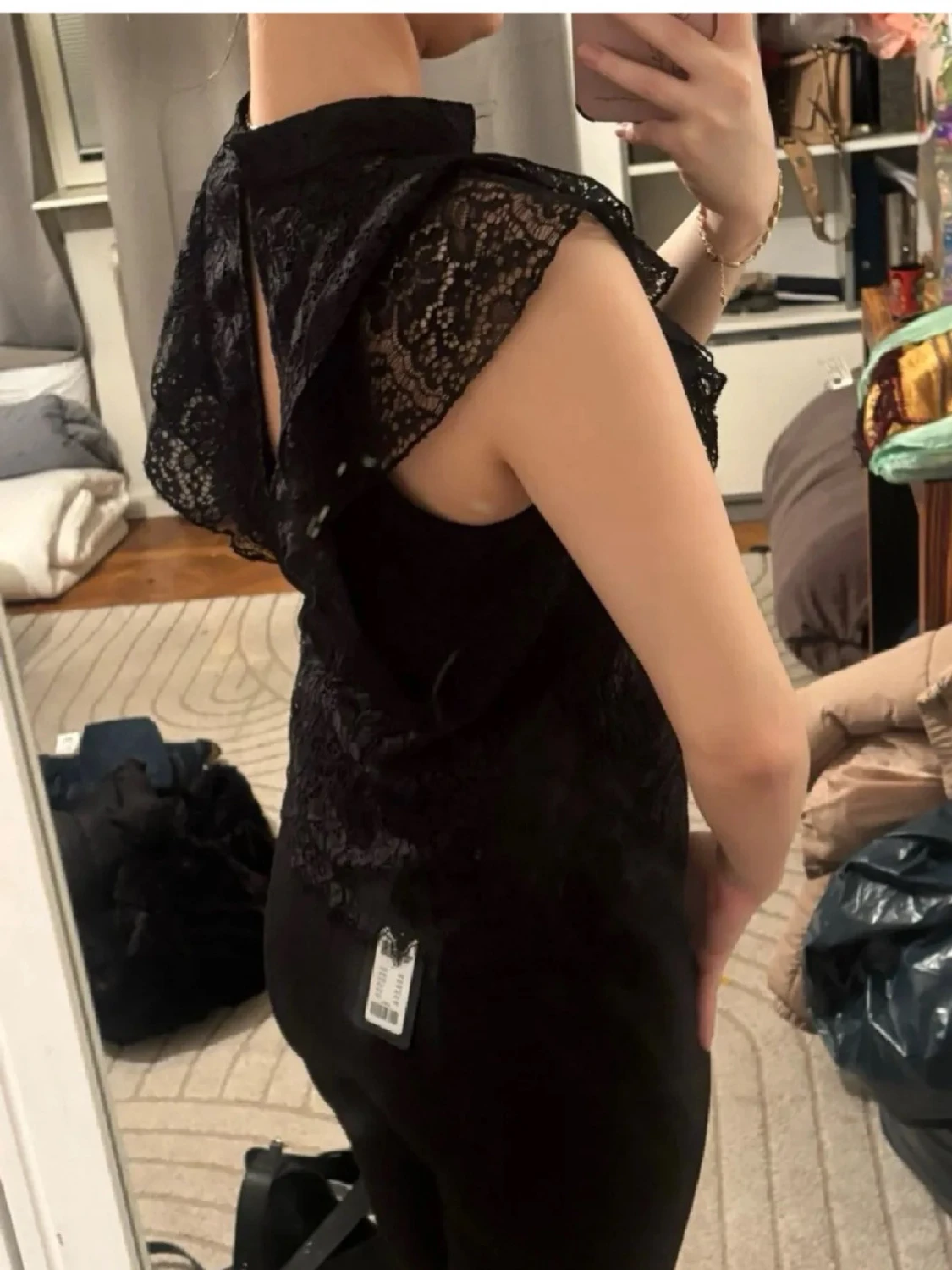 Svart spetsblus med volangdetaljer - 4