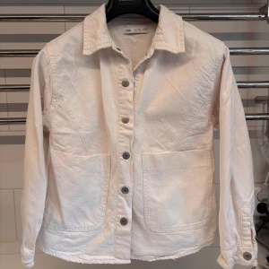 Vit skjorta från Zara med stora fickor - Vit/beige skjorta/jacka från Zara i storlek 152. 