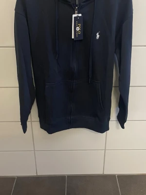 Ralph lauren zip hoodie  - Splitter ny. Strl M. Skick 10/10 Skriv om ni har minsta lilla fundering🤔  Mvh // ceasar