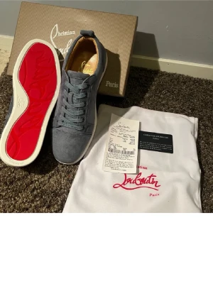 Louboutin Sneakers, OBS läs beskrivningen - Jag köpte dessa loubotins på Plick för ca 3000 kr för 3 månader sedan. Jag har använt dem försiktigt och det finns spår av användning, t.ex smuts på sulan som man kan tvätta bort. Bilderna är ifrån annonsen när de var nya, så skorna ser inte riktigt ut som på bilderna, även om de är lika. Jag är bortrest för tillfället men kan skicka bild på de riktiga skorna från och med den 28 feb.