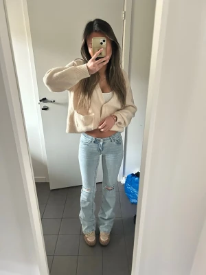 Nelly jeans - Säljer dessa low waist jeans från nelly, superfina och använda 2 gånger så nyskick🫶 Storlek 34  Nypris 700kr